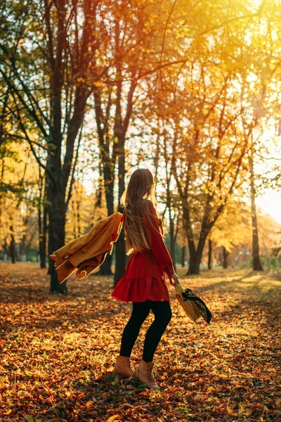 Voel je goed Self-care Ideeën voor de herfst, Herfst Self-Care Activiteiten, vieren het najaar. Jonge mooie vrouw genieten van de herfst natuur en zon. — Stockfoto