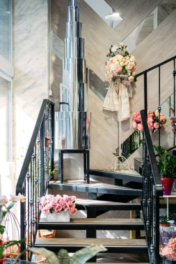 Çiçek tasarımı, çiçekli moda, çiçekçi dükkanı iç mimarisi. Çiçek aranjmanı, çiçekçi dükkanı dekorasyonu, buketler, saksı bitkileri.