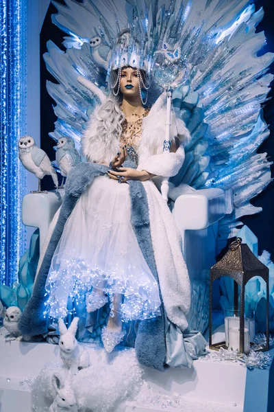 Kristal tahttaki buz kraliçesi mankeni. Baykuşlar ve karlı dekorla. Sihirli gerçekçilik, fantezi modası, efsanevi kış kraliyet ailesi. Varşova, Polonya, 20 Kasım 2024.