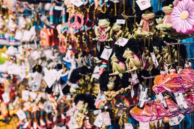 Afro peruklu, barış simgeli komik kurbağa süslemeleri bir festival mağazasında gösteriliyor. Acayip bir Noel dekoru. Varşova, Polonya, 20 Kasım 2024.