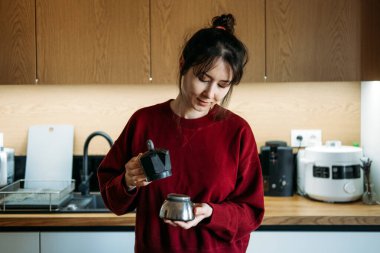 İnsan, Moka pot 'un bileşenlerini mutfakta birleştirir. El yapımı kahve, manuel espresso tekniği, özel kahve ritüeli, kahve demleme adımları.