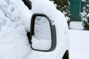 Araçlar sakin bir şehir sokağında yoğun kar tabakasının altında gömülüdür. Rekor kar yağışı, kentsel tipi, iklim krizi etkisi, aşırı hava şartları, şehir altyapısı sorunları