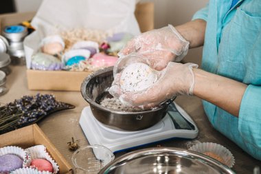 Eldivenli eller, dijital ölçekte banyo bombası yaratmak için tozu küresel kalıba basar. Susuz güzellik, katı formüller, susuz cilt bakımı, baruttan sıvıya