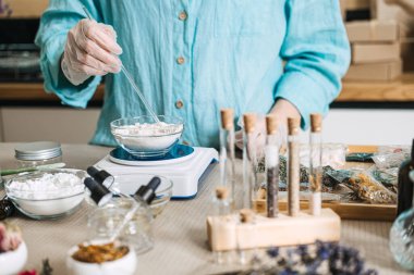 Eldivendeki eller, cam çubukla barut tabanını karıştırabilir. Taze karıştırma, toz bazlı, sıvı aktivatörü, sıfır koruyucu.