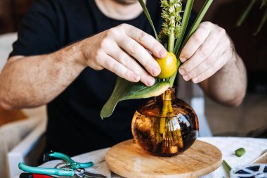 Sanatsal mesleki beceriler ve yaratıcı eğitim gelişimini geliştirmek için profesyonel botanik tasarım eğitimi alan ellere yakın durun..