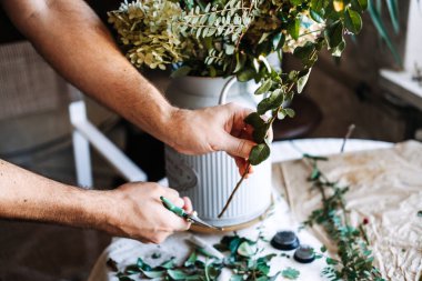 Çiçekçi, ortanca ve yaprak dalları ile kaliteli bitki örtüsü düzenlemesi yapıyor. Çiftlik evi şık çiçekleri, kır çiçekleri ev dekorasyonu, klasik vazo, kır tarzı iç mekan, pejmürde şık