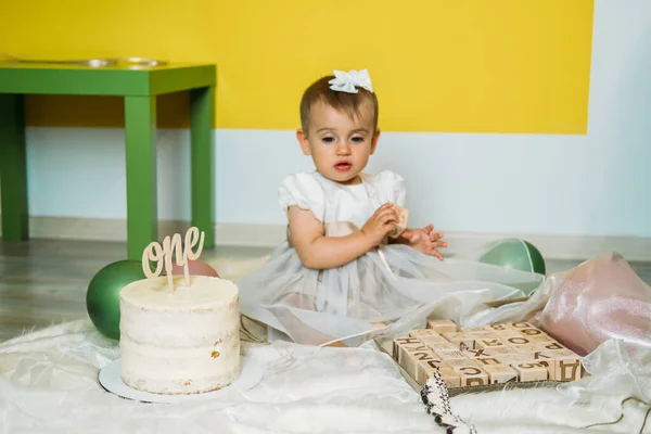 Petite Fille Avec Gateau D Anniversaire Festive La Petite Fille Stock Photo