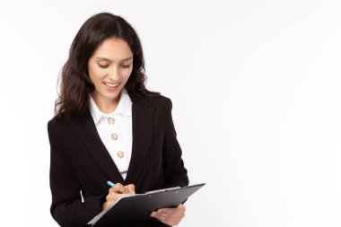 Mutlu iş kadını kendine güvenir ve başarılı olur. Takım elbiseli iş kadınları belge tutarken gülümser. İş kadını beyaz arka plan fotokopi alanındaki işinden memnun olur.