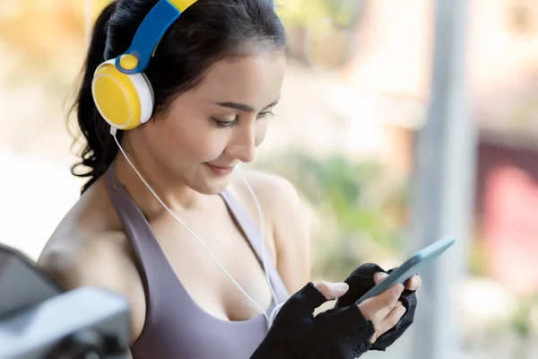 Jovem Feliz Usando Telefone Inteligente Usar Fones Ouvido Para Ouvir — Fotografia de Stock