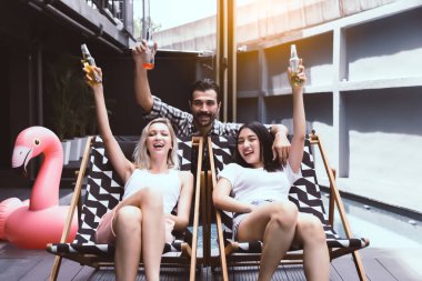 Bir grup arkadaş parti veriyor ve birlikte kutluyorlar. Mutlu Arkadaş geliyor. Neşeli bir şekilde kadehini kaldır.