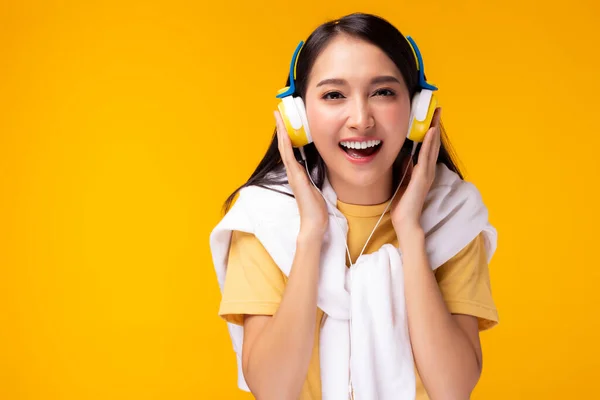 Entusiasmada Beleza Asiática Mulher Ouvindo Música Fones Ouvido Cantando Fundo — Fotografia de Stock