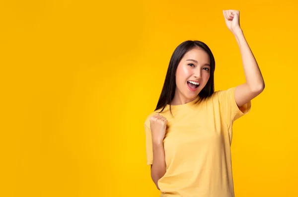 Feliz Emocionado Joven Mujer Asiática Con Las Manos Levantadas Celebrando — Foto de Stock