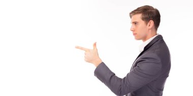 Çekici genç işadamı, uzayın yakışıklı tarafından portre işadamını işaret ederek, uzayı kopyalamak istiyor, beyaz üzerine izole edilmiş bir ürün yerleştirme sunuyor