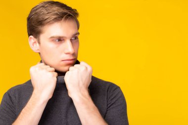 Portre genç yakışıklı beyaz adam pozu sarı arka planda izole edilmiş kararlı stüdyo çekimleriyle fotokopi alanına bak çekici yakışıklı adam kendine güven ve büyüleyici moda ve saç stili konsepti