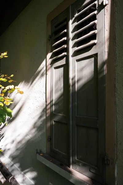 Janela Exterior Casa Abandonada Com Persianas Madeira Rústicas Vintage Fechadas — Fotografia de Stock