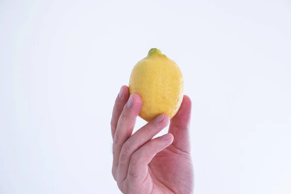 Limão Amarelo Inteiro Realizada Pela Mão Masculina Caucasiana Close Tiro — Fotografia de Stock