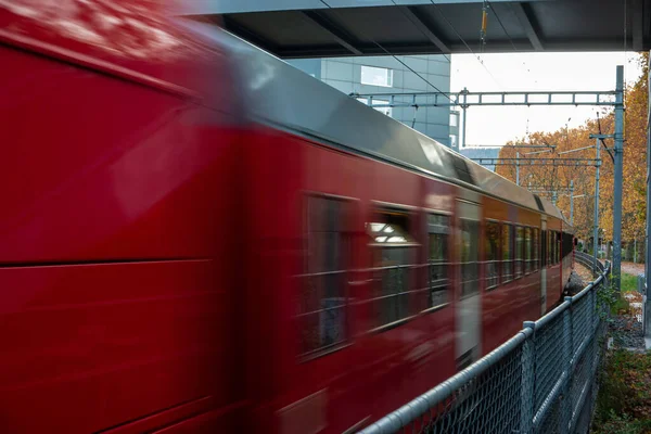 Wazige Rode Treinwagons Die Door Stad Zürich Zwitserland Rijden Gezien — Stockfoto