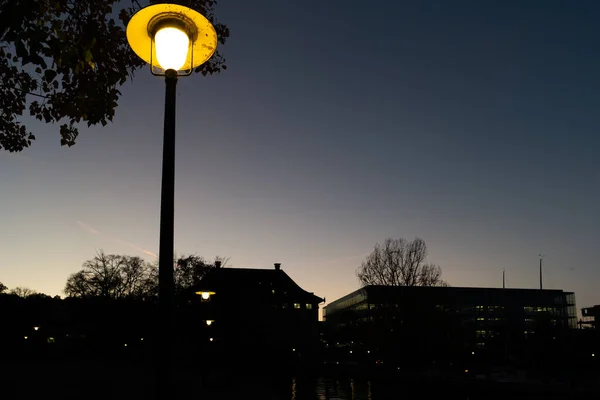 Lampadaire Lumineux Dans Architecture Silhouette Fin Soirée Arrière Plan Zurich — Photo