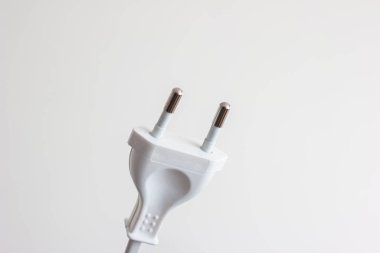 Beyaz plastik ve metal raptiyeler beyaz üzerine izole edilmiş makro atışları kapatın.