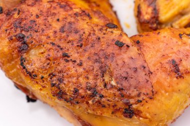 Altın renginde kızarmış tavuk budu ve deri makro yakın çekim. .