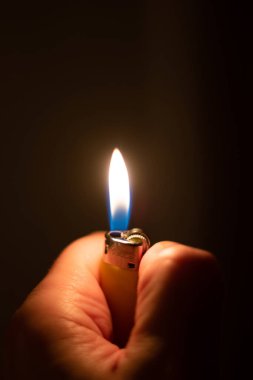 Kafkas erkek eli siyah üzerine izole edilmiş açık sarı bir çakmak tutuyor..