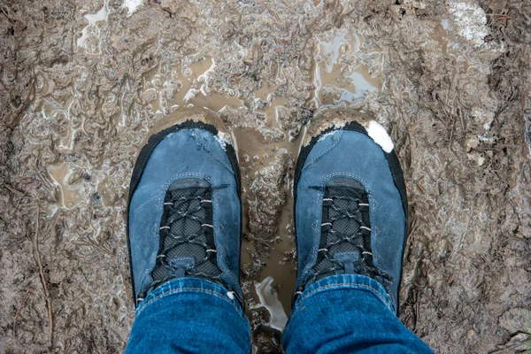 Mannelijke Blauwe Jeans Laarzen Staan Modder Sneeuw Bedekt Pad Bovenaanzicht — Stockfoto