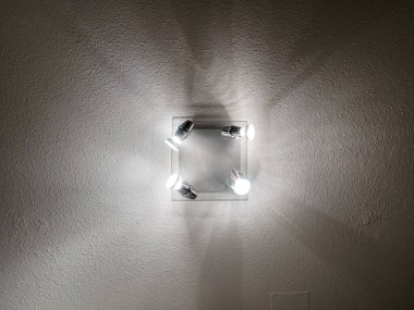 Tavana monte edilmiş 4 ampullü modern açısal spot ışığı armatürü..