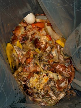 Gübre geri dönüşüm üst görünümü için toplanan büyük plastik poşetteki bozulmuş gıda atığı yığını.