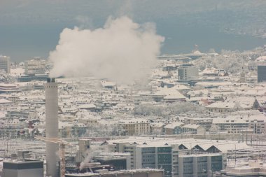 Kar altındaki baca manzarası rekor yükseklikteki kar bulutlu bir günün ardından İsviçre 'nin Zürih kentini kapladı.