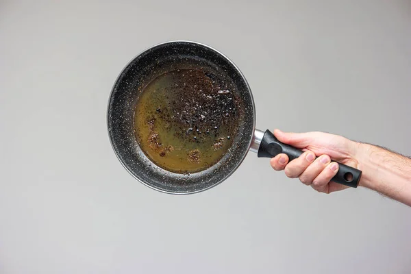 Mão Masculina Caucasiana Segurando Uma Frigideira Velha Manchada Com Óleo — Fotografia de Stock