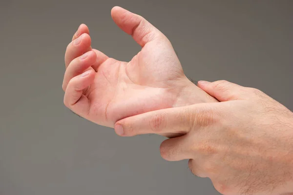 Caucasiano Mão Masculina Mão Segurando Gesto Dor Isolado Fundo Cinza — Fotografia de Stock