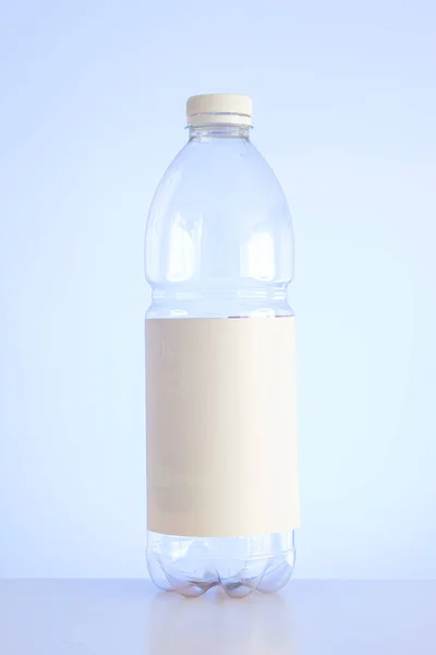 Przezroczysta Pusta Plastikowa Butelka Czerwonym Wieczkiem Białą Pustą Etykietą Jasnoniebieskim — Zdjęcie stockowe