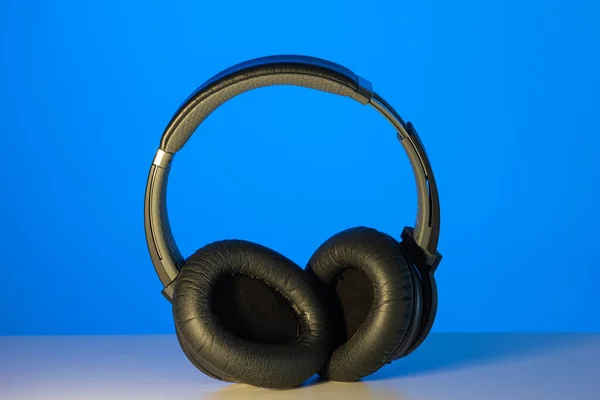 Auriculares Inalámbricos Bluetooth Negros Genéricos Aislados Sobre Fondo Azul —  Fotos de Stock