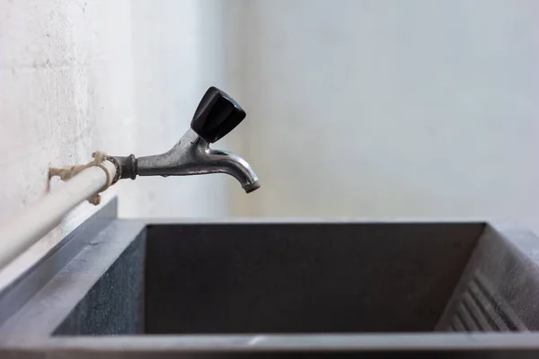 Alte Leitungswasserhähne Und Große Waschbecken Wand Gemeinsamen Gebrauch Waschküche Montiert — Stockfoto