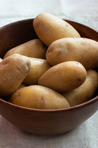 Batatas Cruas Uma Tigela Madeira Vista Lateral Luz Natural — Fotografia de Stock