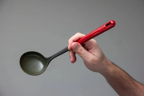 Mão Masculina Caucasiana Segurando Uma Concha Cozinha Plástico Preto Com — Fotografia de Stock