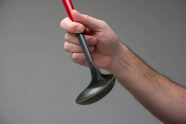 Mão Masculina Caucasiana Segurando Uma Concha Cozinha Plástico Preto Com — Fotografia de Stock