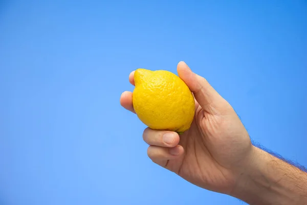 Mão Masculina Caucasiana Segurando Limão Inteiro Amarelo Fresco Isolado Fundo — Fotografia de Stock