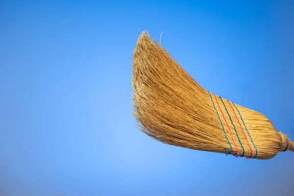 Geflochtene Besen Nahaufnahme Detailaufnahme Isoliert Auf Blauem Hintergrund — Stockfoto