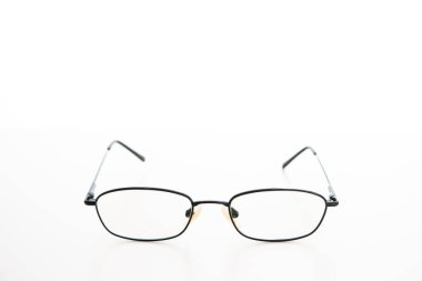 Basit bir siyah metal tel çerçeve ve mercek, beyaz üzerine izole edilmiş stüdyo görüntüsü..