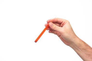 Beyaz arka plan stüdyo çekimlerinde izole edilmiş beyaz erkek eli tarafından tutulan kırmızı sıvı test tüpü..