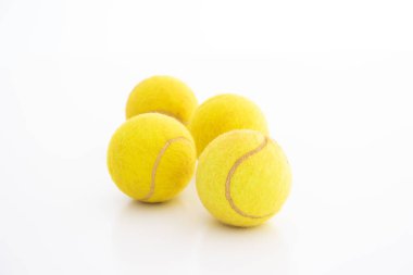 Beyaz arka planda izole edilmiş dört adet jenerik tenis topu stüdyosu fotoğrafı..
