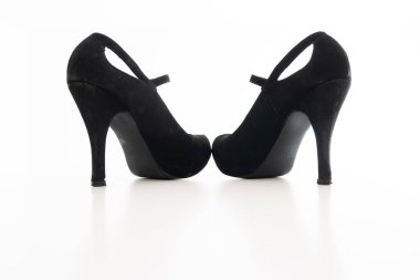 Az kullanılmış yüksek topuklu ayakkabılı bir kadın ayakkabısı. Stüdyoyu kapatıyor. Beyaz üzerine izole edilmiş..