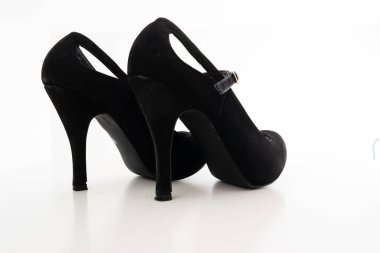Az kullanılmış yüksek topuklu ayakkabılı bir kadın ayakkabısı. Stüdyoyu kapatıyor. Beyaz üzerine izole edilmiş..