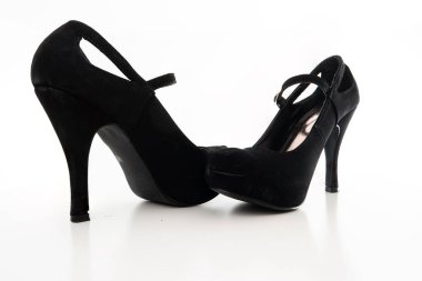 Az kullanılmış yüksek topuklu ayakkabılı bir kadın ayakkabısı. Stüdyoyu kapatıyor. Beyaz üzerine izole edilmiş..