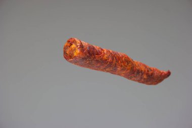 Ev yapımı Macar usulü tütsülenmiş baharatlı sosis yakın çekim stüdyo resmi gri arka planda izole edilmiş..