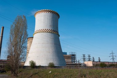 Tarlada bulunan kömürle çalışan elektrik santrali açık mavi gökyüzü buharlı fırın.