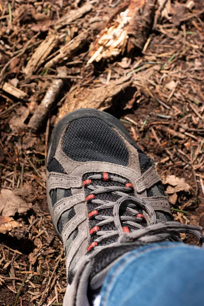 Bota Senderismo Exterior Usada Con Cordones Suelo Pierna Masculina Diurna —  Fotos de Stock