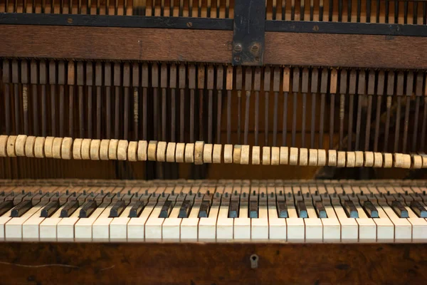 古い壊れた再生できないピアノ露出部品老朽化した状態フロントビュー — ストック写真