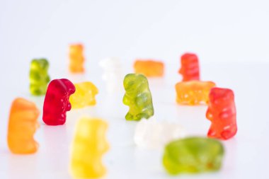 Beyaz arka planda izole edilmiş bir grup renkli jelatin şeker jelibonu..